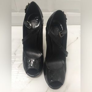 Chloe Horseshoe Shaped Patent Leather Heels like new